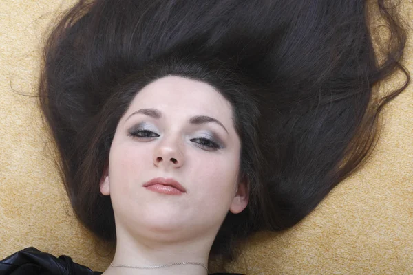 Czarnowłosa dziewczyna z włosami — Zdjęcie stockowe