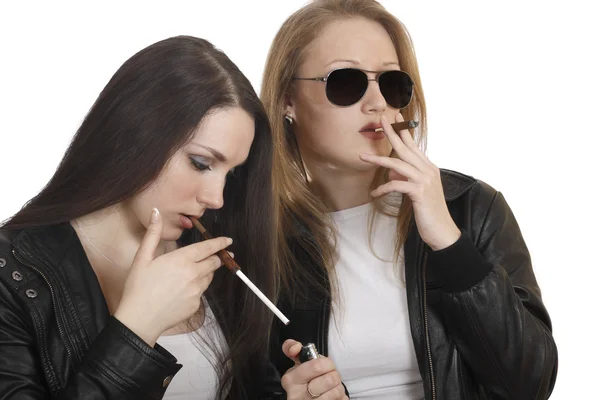 Dos chicas fumando —  Fotos de Stock