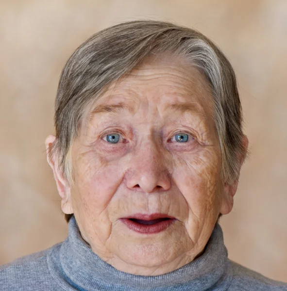 Mujer de edad avanzada con sobreprecio —  Fotos de Stock