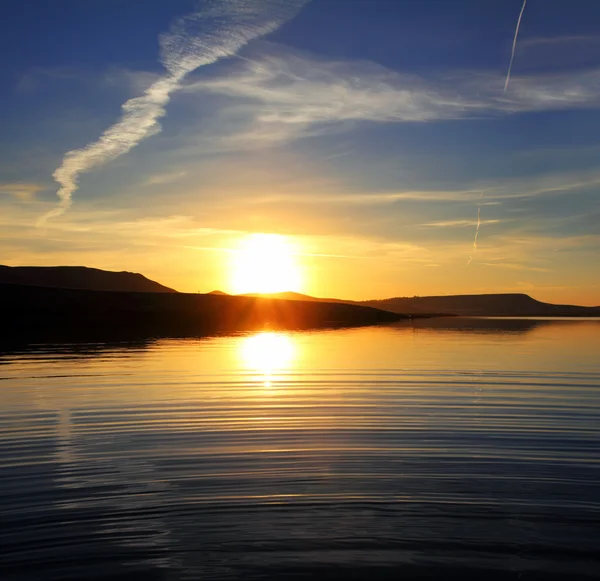 Πρωί λίμνη τοπίο με την Ανατολή του ηλίου — Φωτογραφία Αρχείου
