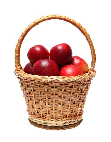 Kosz z czerwonymi jabłkami — Zdjęcie stockowe