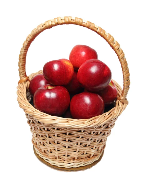 Korg med röda äpplen — Stockfoto