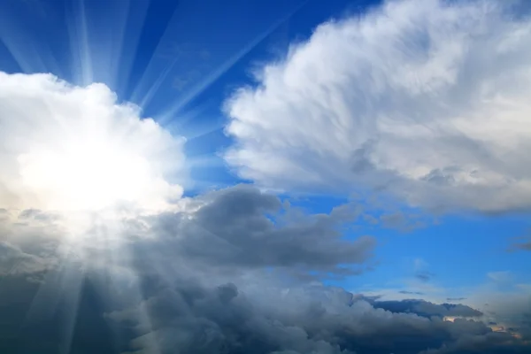 Céu de beleza com sol e nuvens — Fotografia de Stock