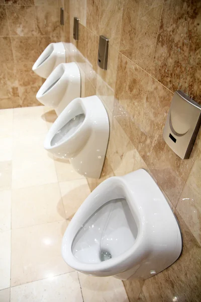 Urinais em banheiro — Fotografia de Stock