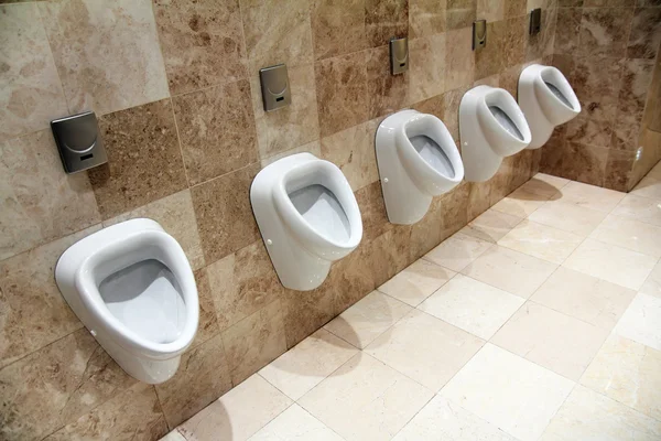 Urinais em banheiro — Fotografia de Stock