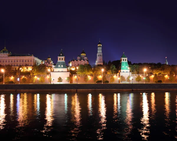 Κρεμλίνο ποταμό τη νύχτα στη Μόσχα — Φωτογραφία Αρχείου
