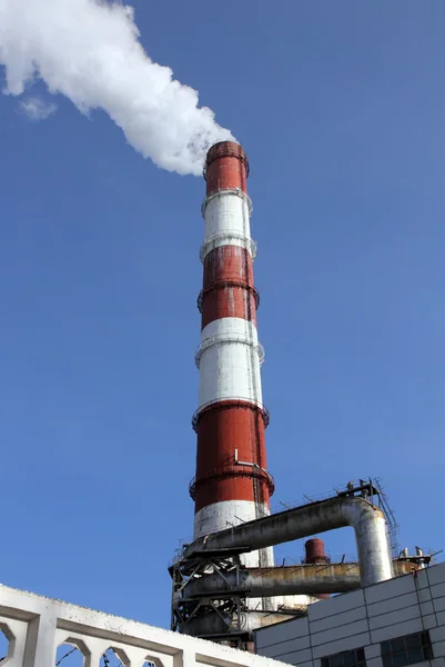 Chaminés de fábrica com fumaça — Fotografia de Stock