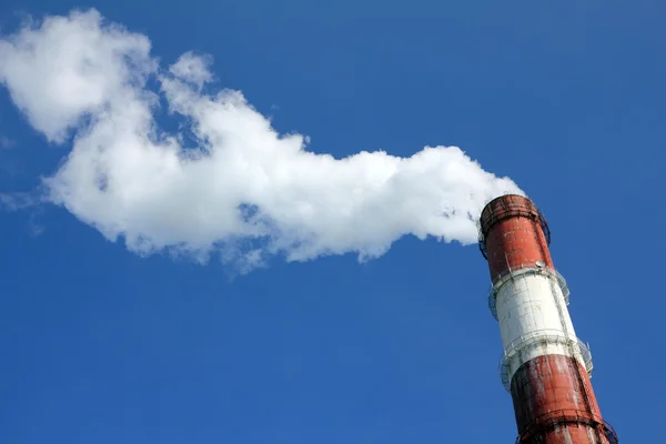 Fabriek schoorsteen met rook — Stockfoto