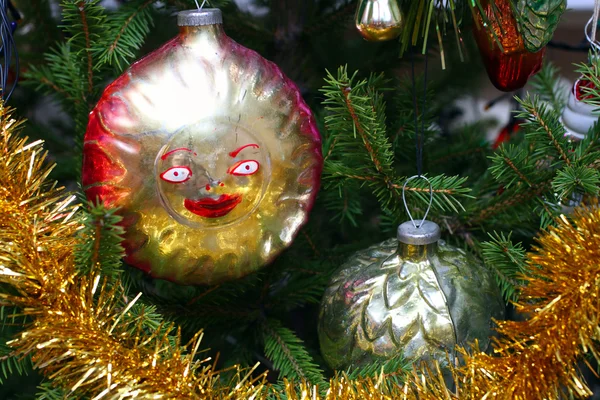 Decorações de Natal velhas em abeto — Fotografia de Stock