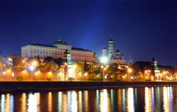 Кремль из реки ночью в Москве — стоковое фото