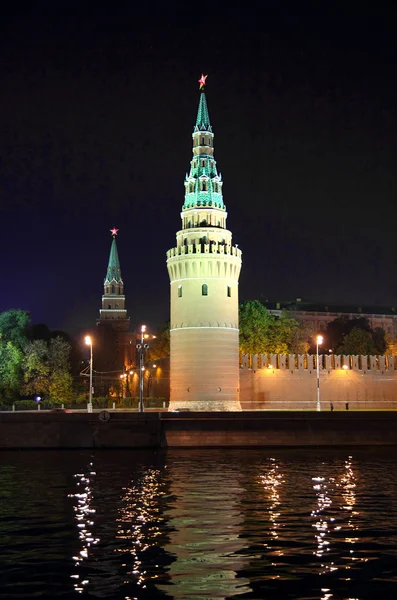 モスクワの夜に川からクレムリン — ストック写真