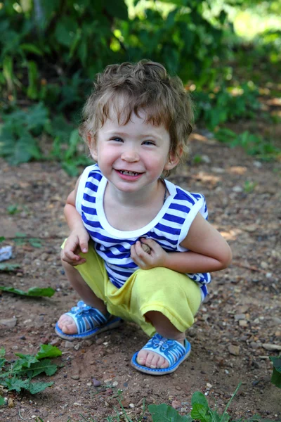 Χαμογελώντας μωρό στο καλοκαιρινό κήπο — Φωτογραφία Αρχείου