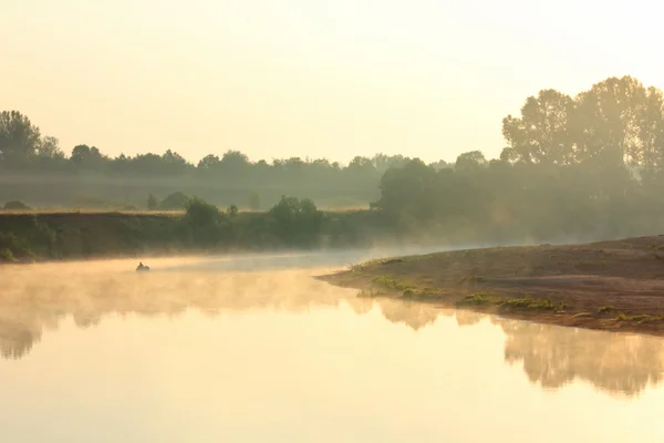 Fiske på floden i dimma — Stockfoto