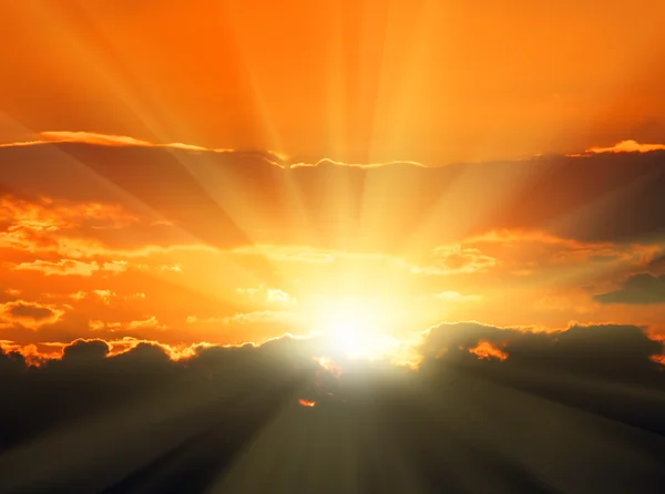 Turuncu günbatımı güneş ışınları ile — Stok fotoğraf