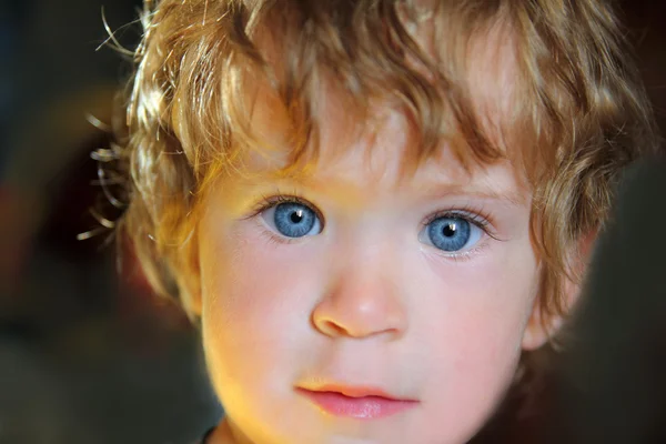 Baby met blauwe ogen in zonlicht — Stockfoto