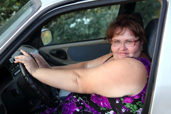 Overgewicht vrouw achter het stuur — Stockfoto