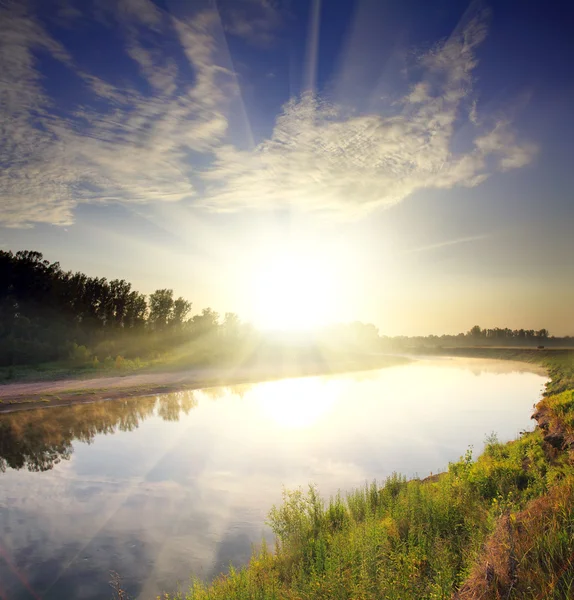 Paesaggio fluviale con alba — Foto Stock