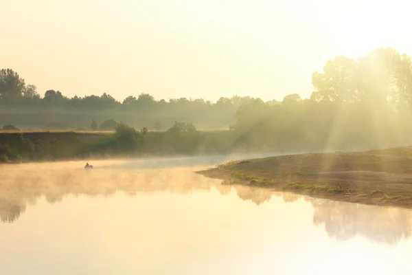 Рыбалка на реке в тумане — стоковое фото