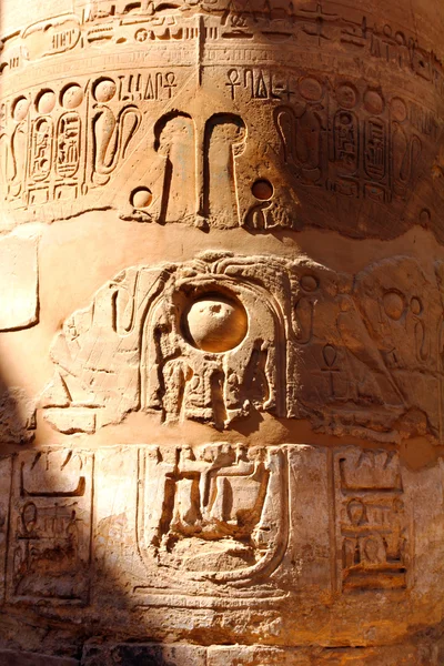 Kolumn med antika Egypten hieroglyfer — Stockfoto
