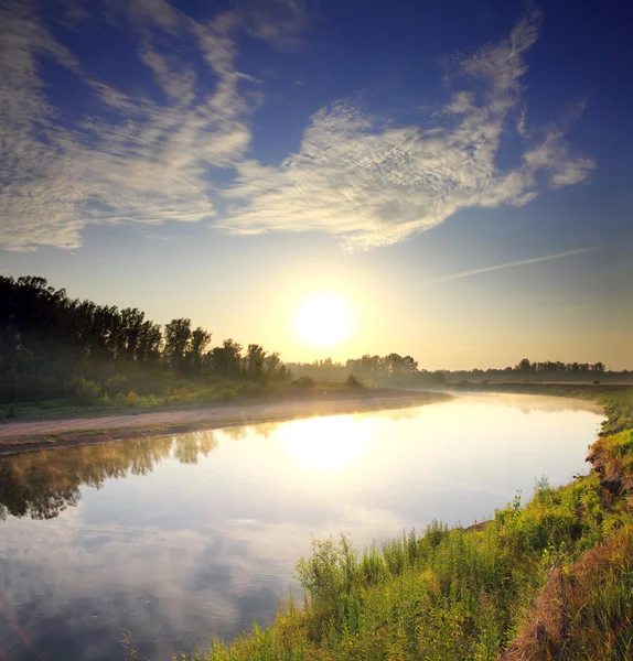 Paisaje fluvial con amanecer — Foto de Stock