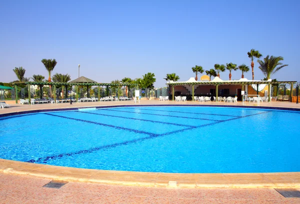 Swimmingpool på hotellet — Stockfoto