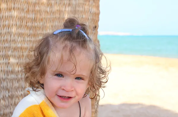 沙滩上的小女孩 — 图库照片