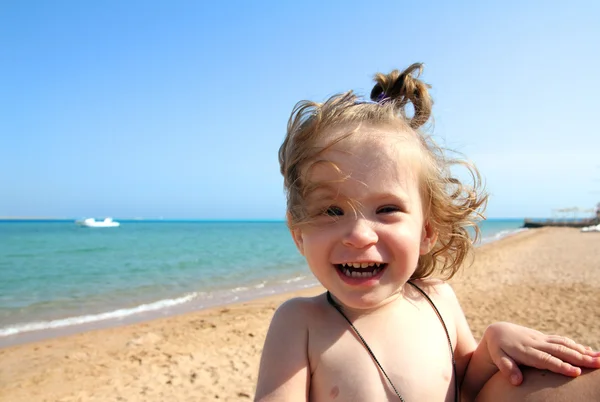 Laughing little girl on beach — Stock Photo, Image