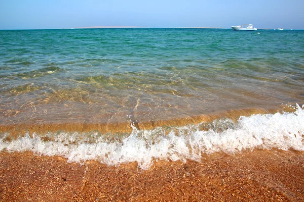 Dalgalar deniz ve altın kum plaj — Stok fotoğraf