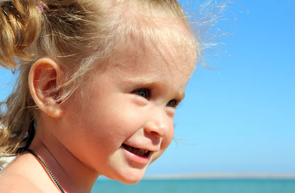 해변에서 행복 한 어린 소녀 — 스톡 사진