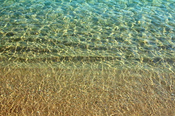 Peu profonde de la mer sur la plage de sable — Photo