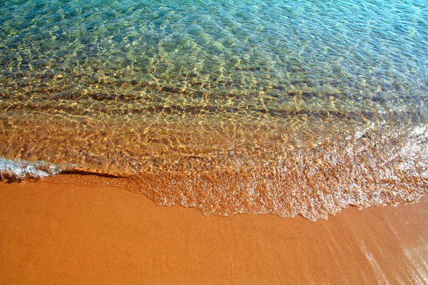 Мелководье на песчаном пляже — стоковое фото