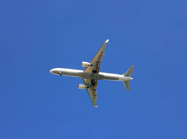 Vliegtuig Met Landingsgestel Komt Blauwe Hemel — Stockfoto