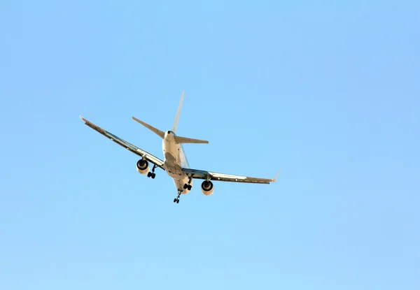 Avião com trem de aterragem — Fotografia de Stock