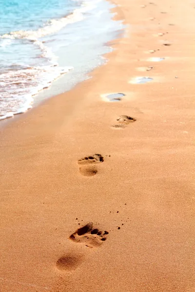 Footprints on sand beach — Stock Photo, Image