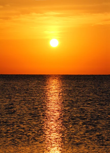 Paysage avec lever de soleil sur la mer — Photo