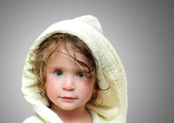 バスローブの肖像画で 歳のかわいい女の子 — ストック写真
