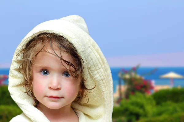 Χαριτωμένο κορίτσι στο μπουρνούζι στην παραλία — Φωτογραφία Αρχείου