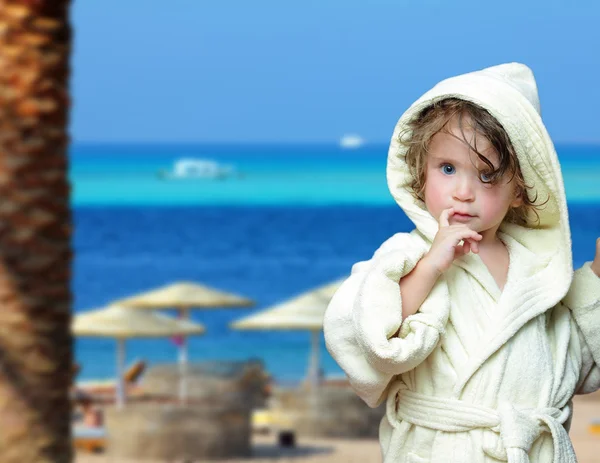 Leuk Meisje Badjas Portret Tropisch Strand — Stockfoto