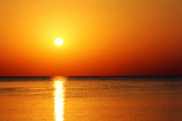 Пейзаж с восходом солнца над морем — стоковое фото