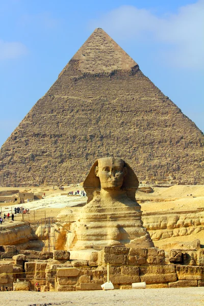 Pirâmide egípcia e esfinge — Fotografia de Stock
