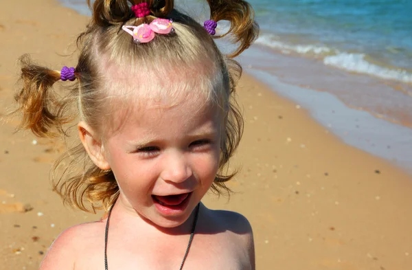 Ευτυχισμένη Κοριτσάκι Στην Άμμο Παραλία Κοντά Στη Θάλασσα — Φωτογραφία Αρχείου
