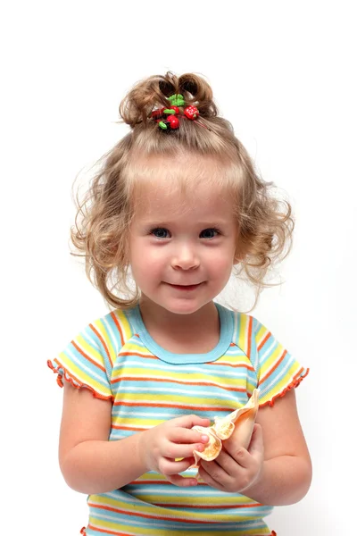 Aranyos Kis Lány Játszik Seashell Fehér — Stock Fotó