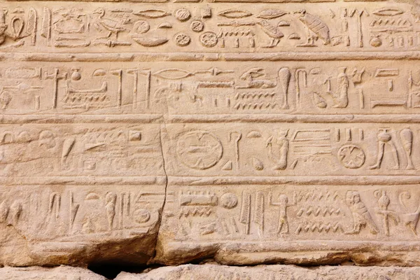 Starověký egypt hieroglyfy v Karnaku — Stock fotografie