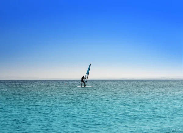 Surfer op blauwe zee onder hemel — Stockfoto
