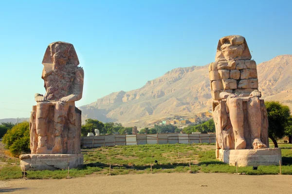 Colossi of memnon kohteessa Luxor Egypti — kuvapankkivalokuva