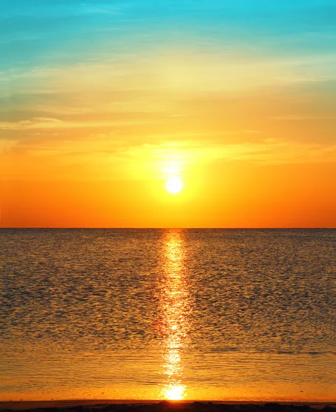 Salida del sol sobre el mar — Foto de Stock