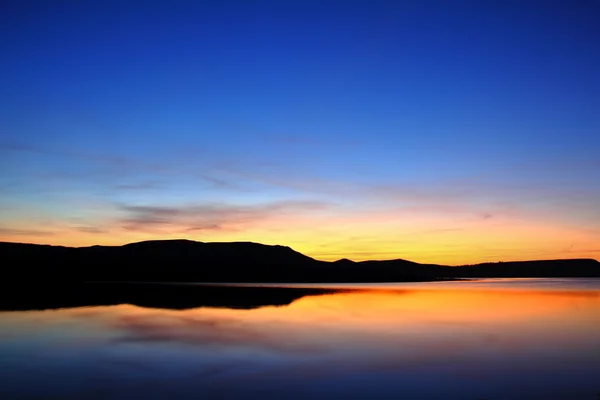Утреннее озеро с горой до восхода солнца — стоковое фото