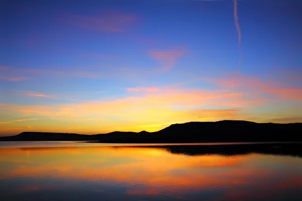 Sabah göl güneş doğmadan önce Dağı — Stok fotoğraf