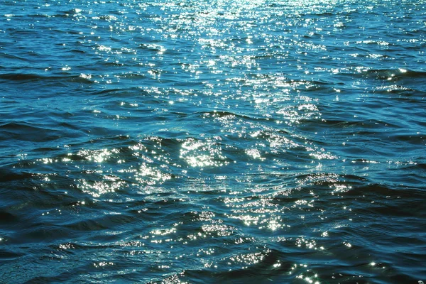 Zonlicht schittering op de oppervlakte van de zee — Stockfoto