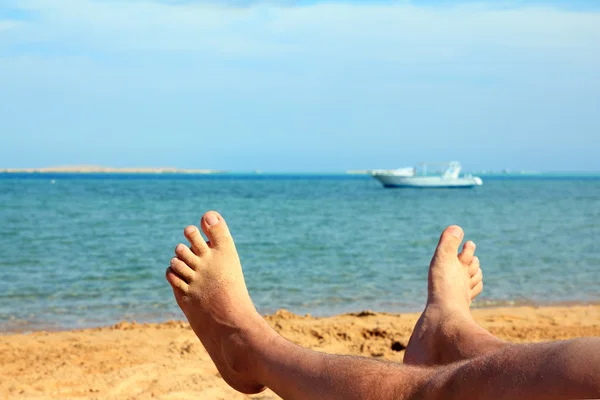 Muž nohy na pláži — Stock fotografie